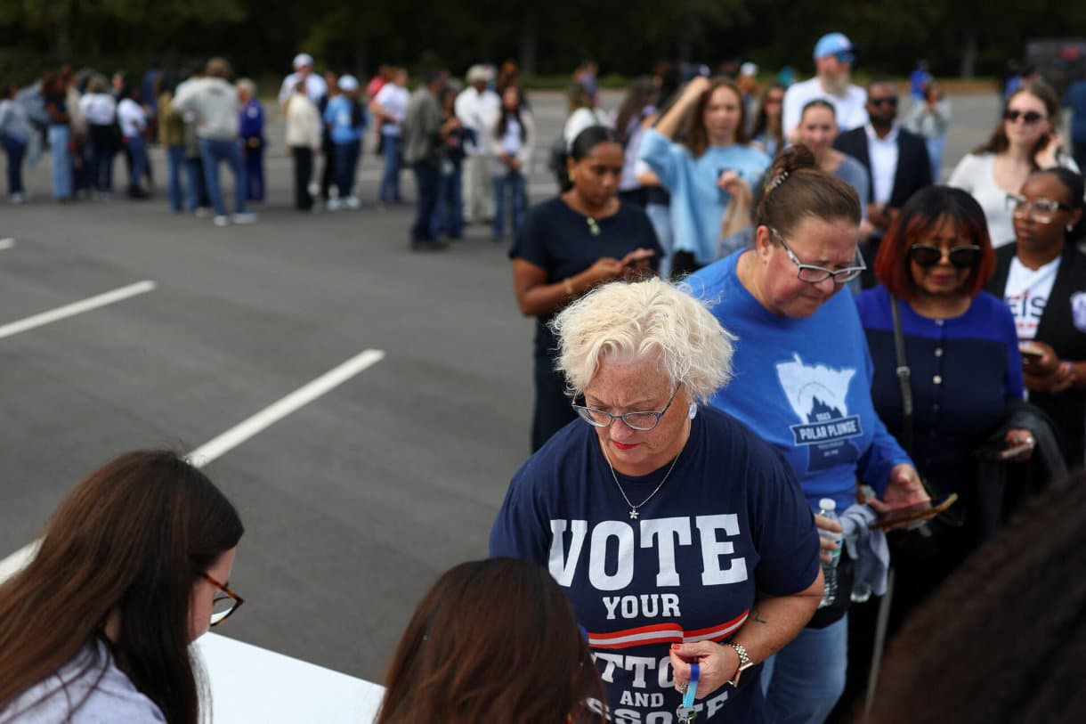 Trump, Obama pound campaign trail in closing week of US midterm election