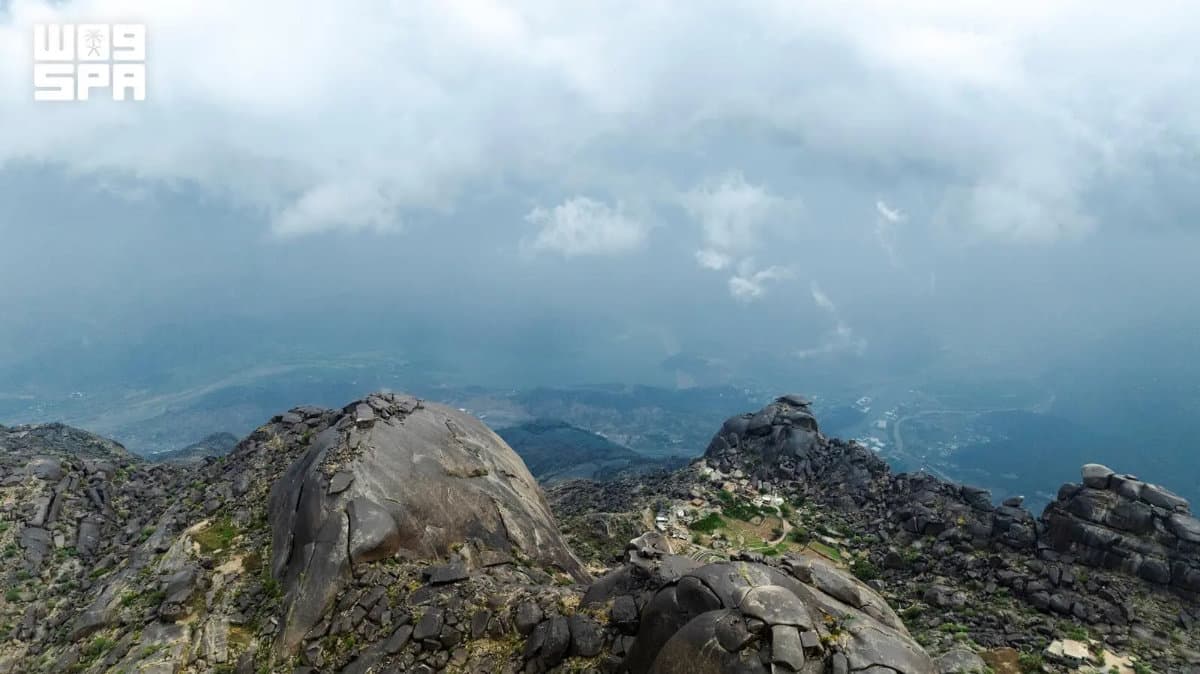 Clouds embrace Al-Baha’s Shada Al-Asfal mountain