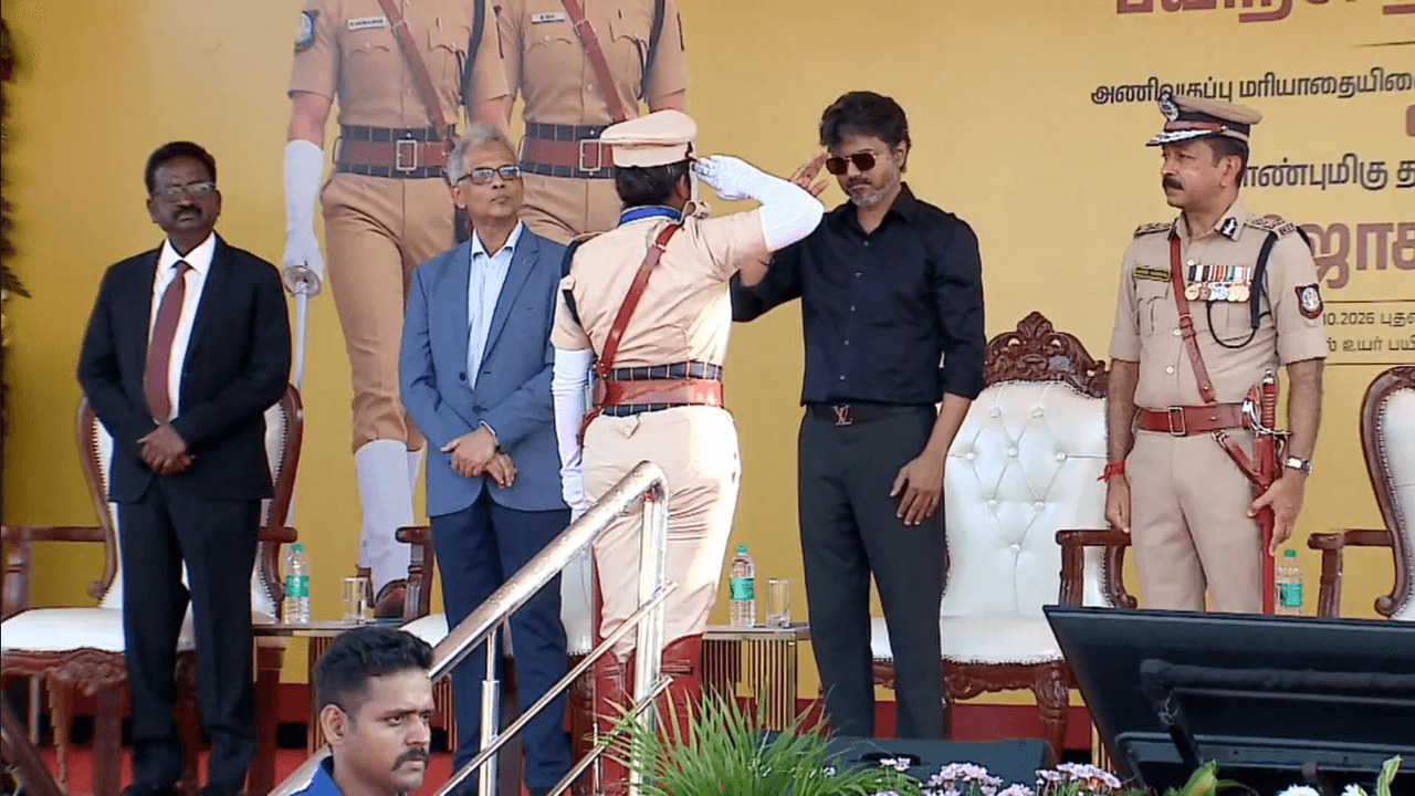 DSP-க்கள் பயிற்சி நிறைவு.. சிறப்பாக செயல்பட்டவர்களுக்கு பதக்கம் வழங்கிய முதலமைச்சர் விஜய்!