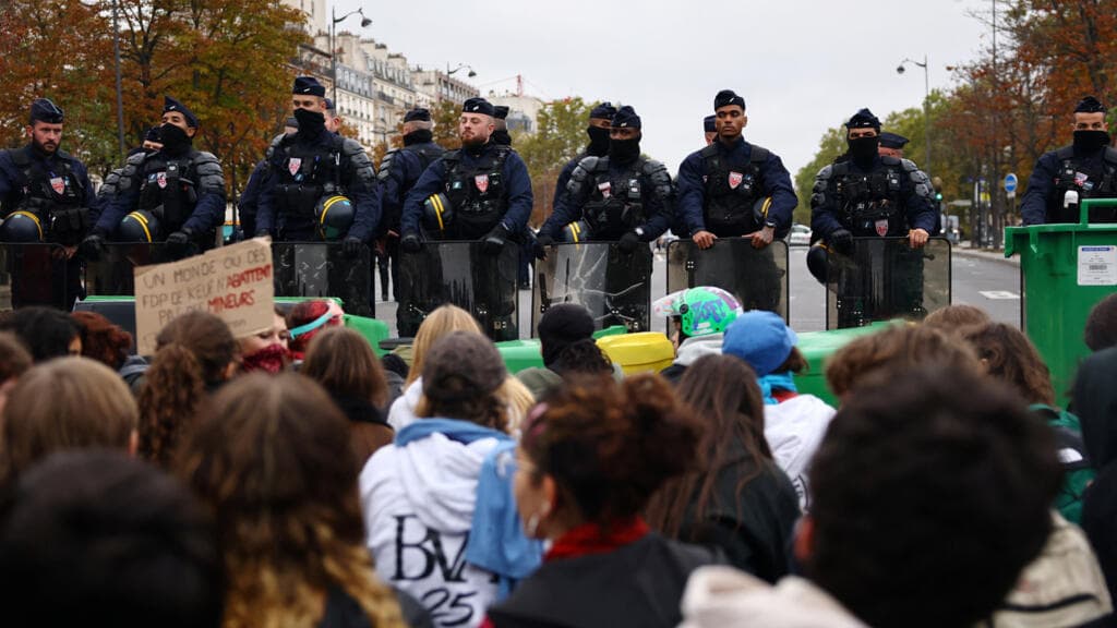 School students called to join Yellow Vests and unions for mass French protest
